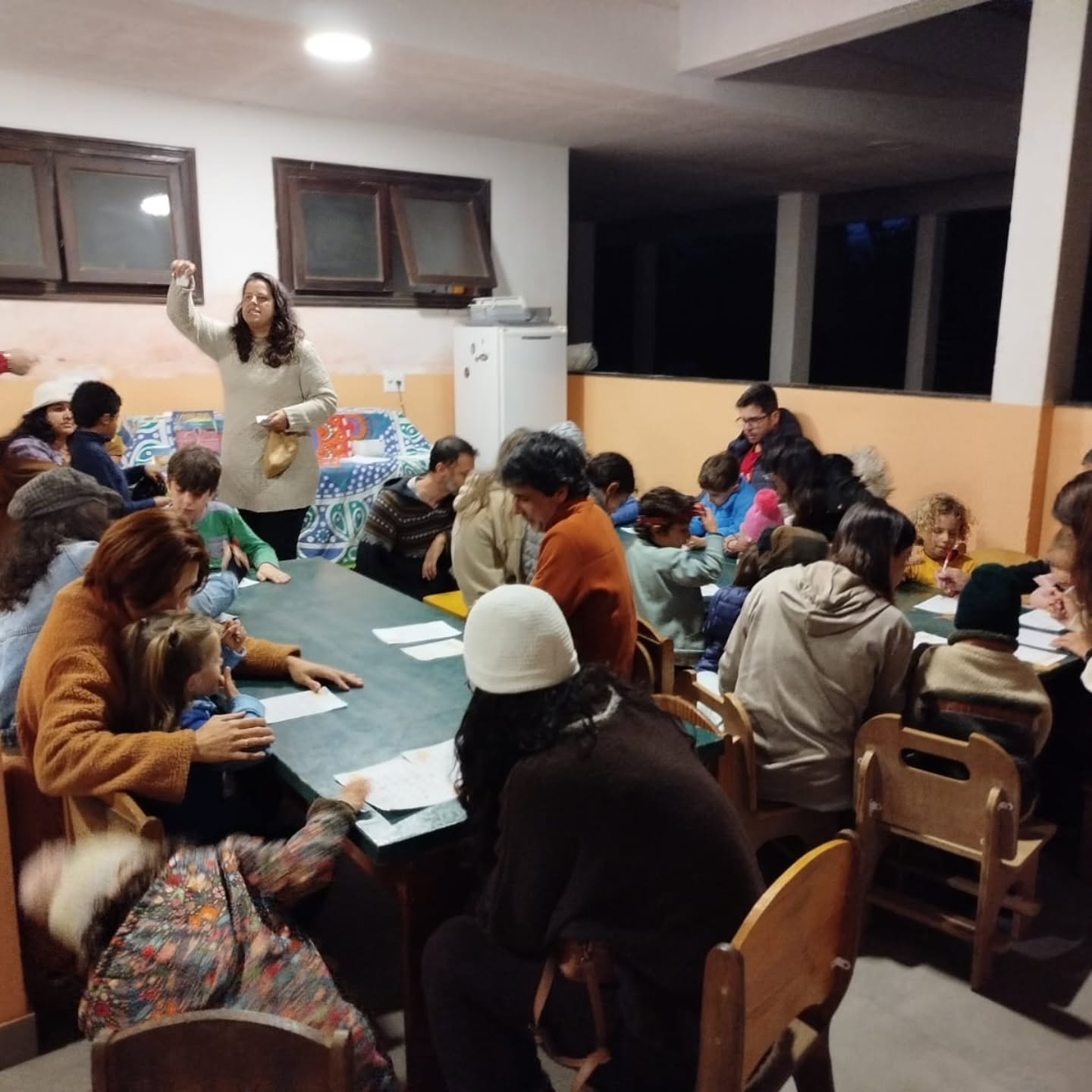 Famílias e crianças reunidas em um encontro da comunidade